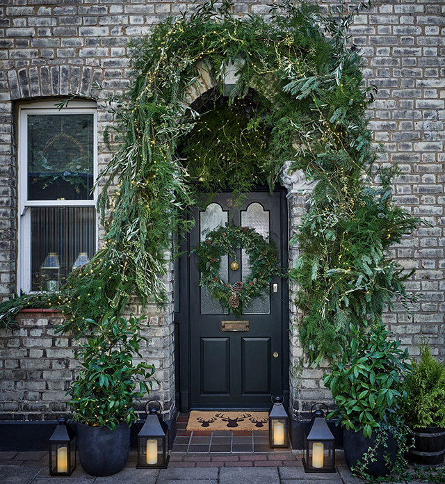 Dobbies-Christmas-foliage-front-door-1