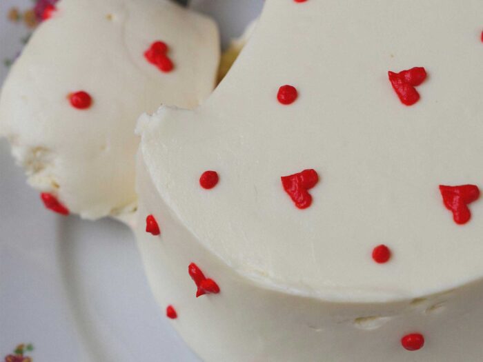 Decorate a classic panna cotta to give an eye-catching design